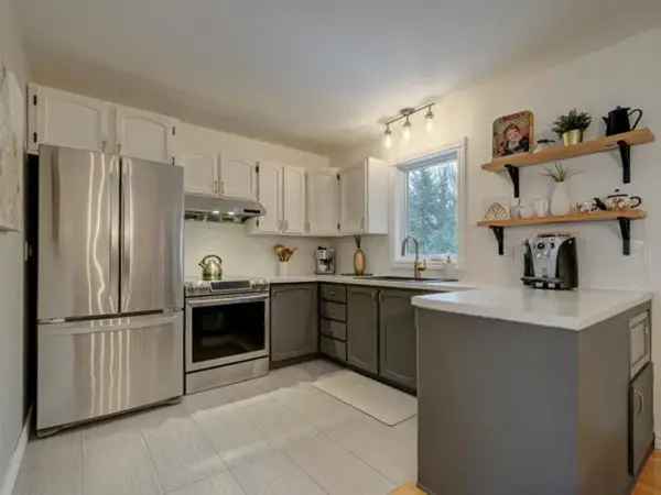 Bungalow for Sale 4 Bedrooms 2 Garages Large Lot