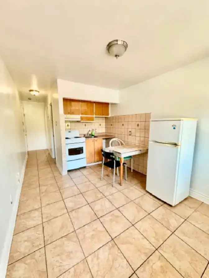 Metro Laurier, studio avec petite chambre...900$