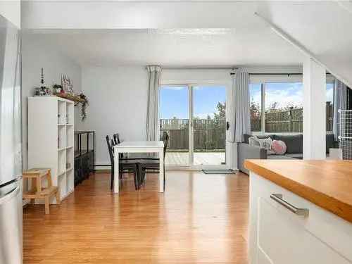 Updated 3-Bedroom Townhome in Nanaimo, Family Friendly, Private Backyard