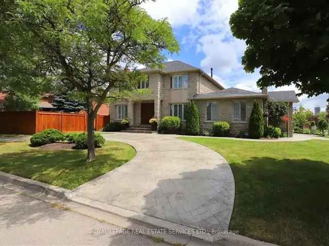 4-Bedroom Home in Mississauga with Spa Pool and Outdoor Kitchen