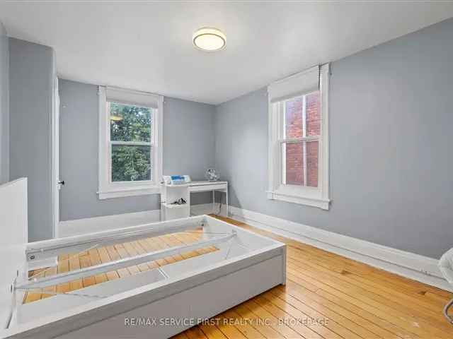 Kingston Duplex Investment 8 Bedrooms Near Queens University