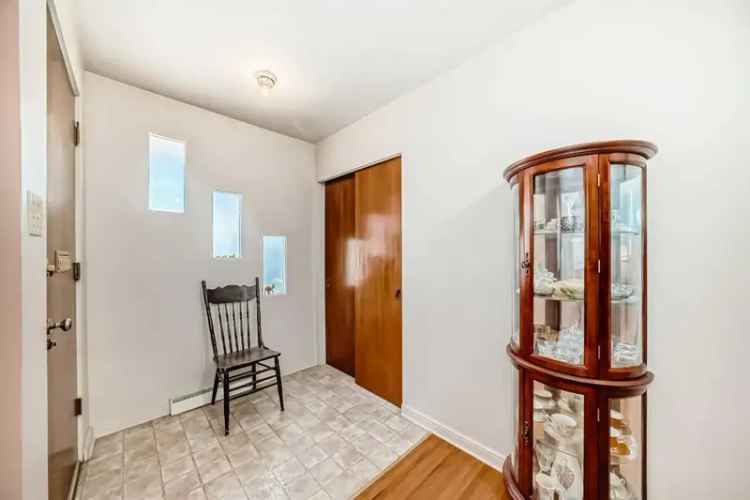 Charming MCM Bungalow Near Nose Hill Park