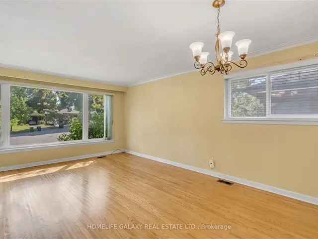 Spacious 3-Bedroom Bungalow in Scarborough - Charming Home