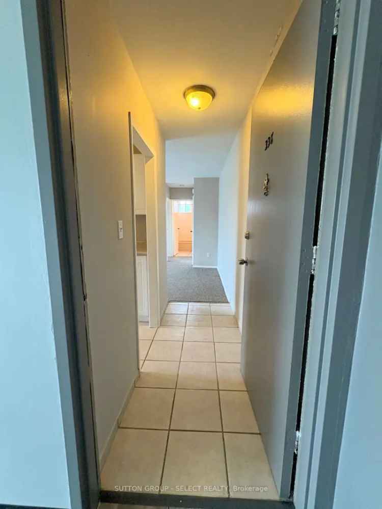 Top Floor 1 Bedroom Condo with Balcony Near St Clair College