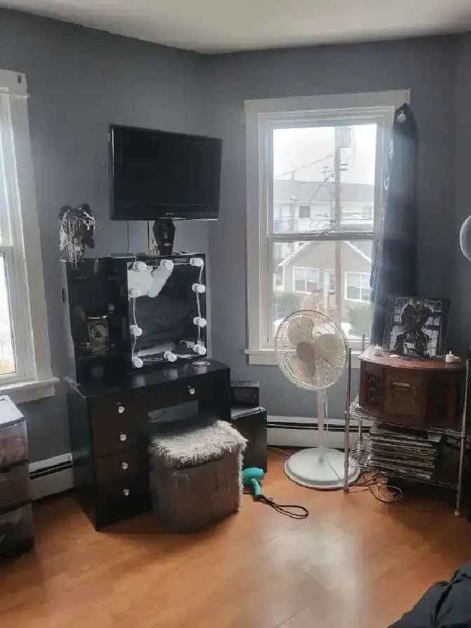 Rent Large Bedroom in 2 Bedroom Apartment Close to Downtown