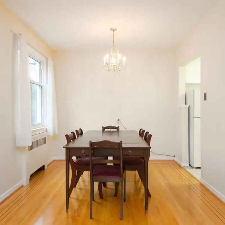 2-Bedroom Adult-Oriented Suite Near Stanley Park