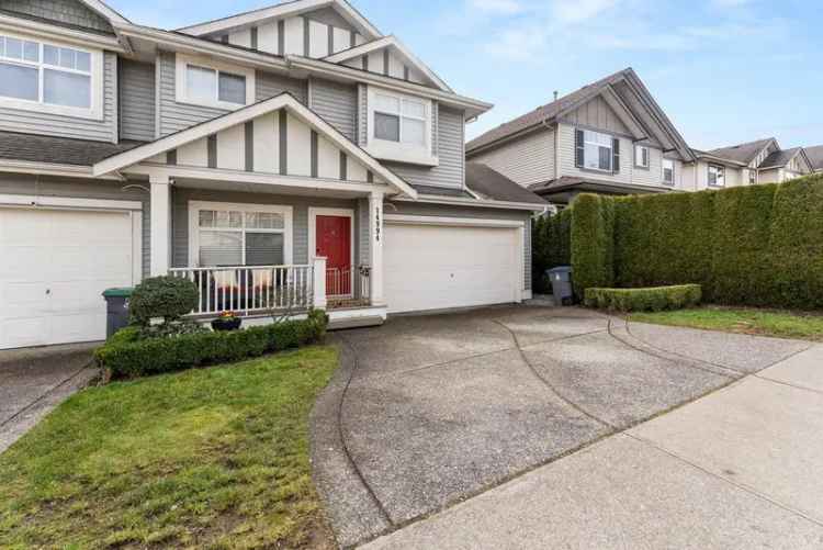 Spacious Freehold Duplex 3 1 Beds 25 Baths No Strata Fees