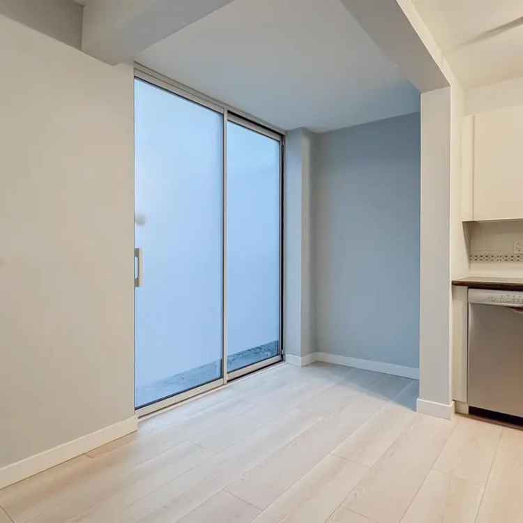 Coal Harbour Townhouse 2 Beds 2 Baths Updated Modern Amenities