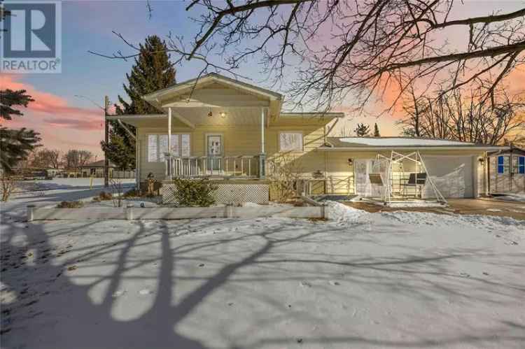 Riverview Bungalow in Mooretown - Updated 2+1 Bedroom Home