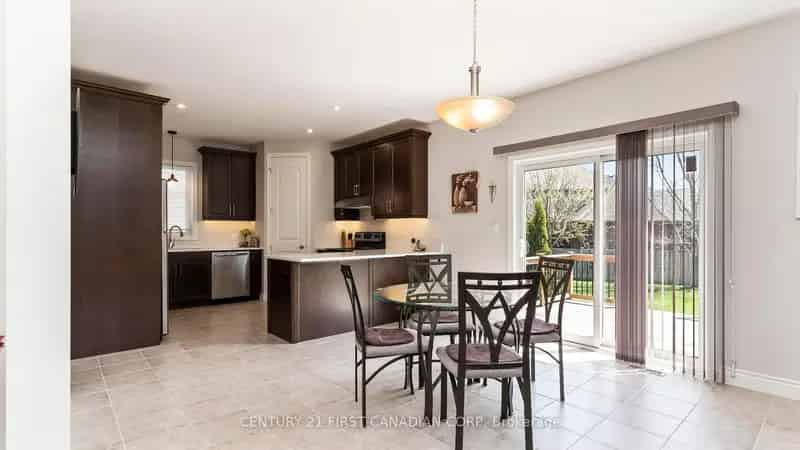 Komoka Family Home 5 Bedroom 2 Storey