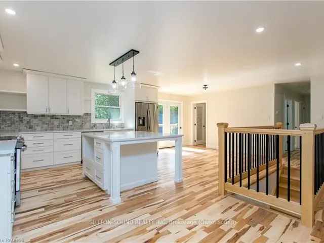 Spacious Bungalow near Owen Sound - Modern Upgrades and Large Lot