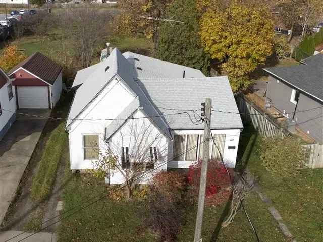 Beamsville Bungalow: 3-Bedroom Home with Redevelopment Potential