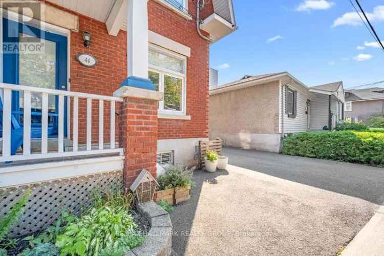 Buy House in Lindenlea Beechwood Village with 2 Bedrooms and Modern Features