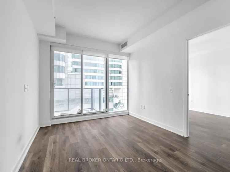 Luxury King West Suite with City Views and Amazing Amenities