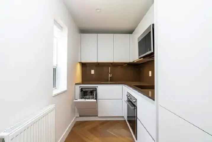 Renovated bachelor, Dundas and Spadina - ID 218