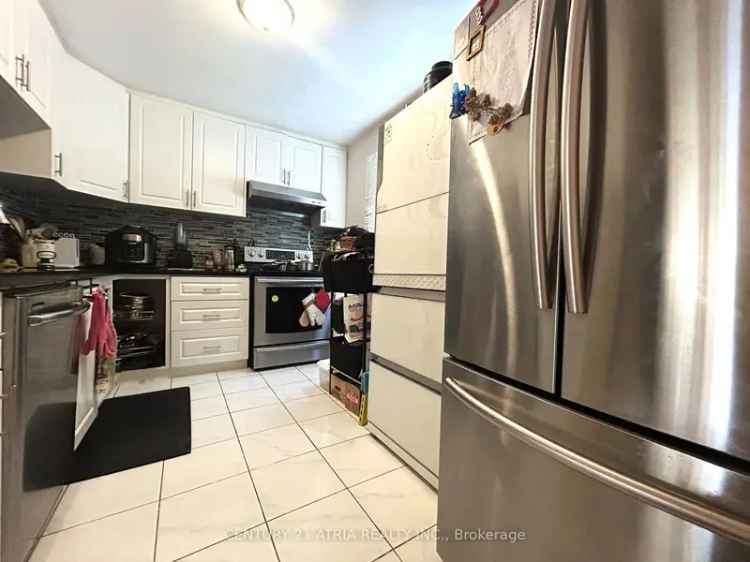 Rent End Unit Townhouse in a Sought After Area with Amenities