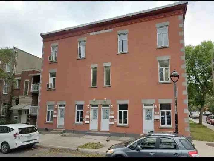 Large 3 Bedroom 1000 sq ft Apartment Near Jolicoeur Metro