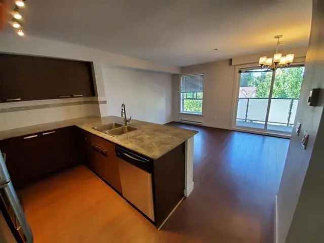 Bright 1-Bedroom Apartment near King George SkyTrain