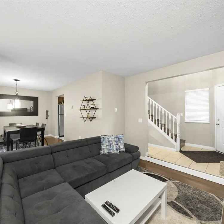 Modern 2-Bed Townhouse in Richmond - Updated Kitchen and Backyard