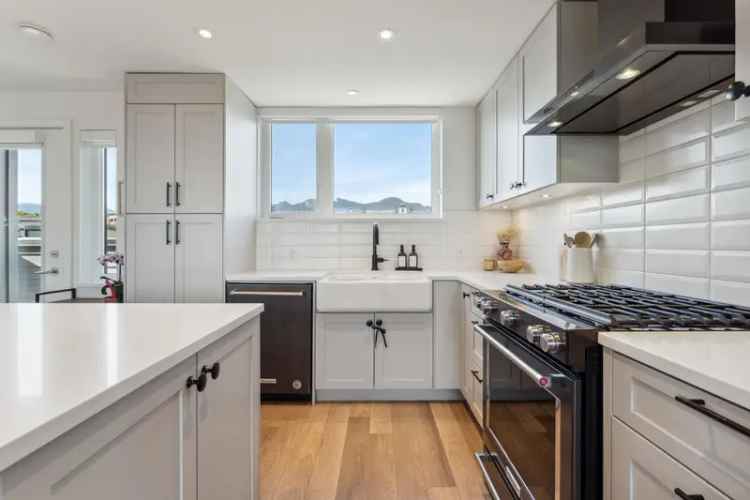 Lower Lonsdale Townhouse Trails 3 Beds 1264 sq ft Rooftop Deck